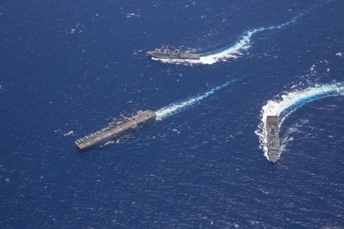 Tàu đổ bộ USS Kearsarge (LHD 3) (ở giữa), và tàu tác chiến duyên hải USS San Antonio (LPD 17), USS Carter Hall (LSD 50). phô diễn sức mạnh trên biển